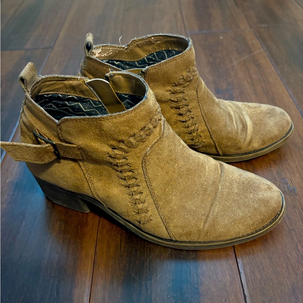 Billabong booties size 8. Smoke free and pet free home